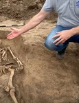 Mormântul din Al Doilea Război Mondial, descoperit în necropola tumulară din a doua epocă a fierului de la Gura Bâcului (© captură video Facebook / Agenția Națională Arheologică)