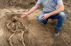Mormântul din Al Doilea Război Mondial, descoperit în necropola tumulară din a doua epocă a fierului de la Gura Bâcului (© captură video Facebook / Agenția Națională Arheologică)