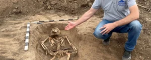 Mormântul din Al Doilea Război Mondial, descoperit în necropola tumulară din a doua epocă a fierului de la Gura Bâcului (© captură video Facebook / Agenția Națională Arheologică)
