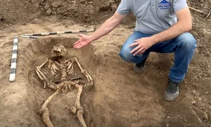 Mormântul din Al Doilea Război Mondial, descoperit în necropola tumulară din a doua epocă a fierului de la Gura Bâcului (© captură video Facebook / Agenția Națională Arheologică)