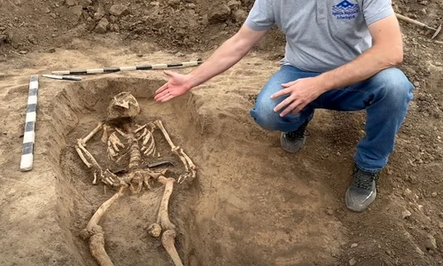 Mormântul din Al Doilea Război Mondial, descoperit în necropola tumulară din a doua epocă a fierului de la Gura Bâcului (© captură video Facebook / Agenția Națională Arheologică)