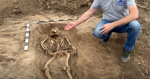 Mormântul din Al Doilea Război Mondial, descoperit în necropola tumulară din a doua epocă a fierului de la Gura Bâcului (© captură video Facebook / Agenția Națională Arheologică)