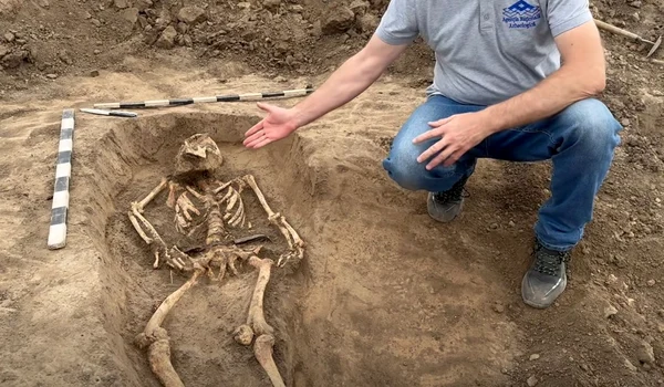 Mormântul din Al Doilea Război Mondial, descoperit în necropola tumulară din a doua epocă a fierului de la Gura Bâcului (© captură video Facebook / Agenția Națională Arheologică)