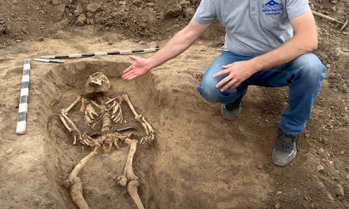 Mormântul din Al Doilea Război Mondial, descoperit în necropola tumulară din a doua epocă a fierului de la Gura Bâcului (© captură video Facebook / Agenția Națională Arheologică)