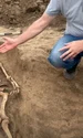 Mormântul din Al Doilea Război Mondial, descoperit în necropola tumulară din a doua epocă a fierului de la Gura Bâcului (© captură video Facebook / Agenția Națională Arheologică)