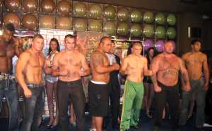 Arad: EXCLUSIV/ GALERIE FOTO Cei mai tari luptători de K1 din lume şi-au arătat muşchii