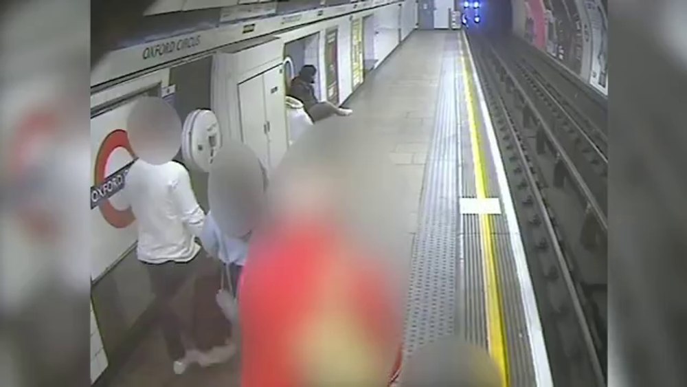 Momentul halucinant în care un tânăr kurd împinge un bărbat pe șinele de metrou. „M-a privit lipsit de respect” | VIDEO