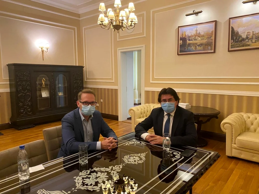Dominic Fritz şi Nicolae Robu, la discuţia dinainte de ceremonia de predare/preluare a mandatului