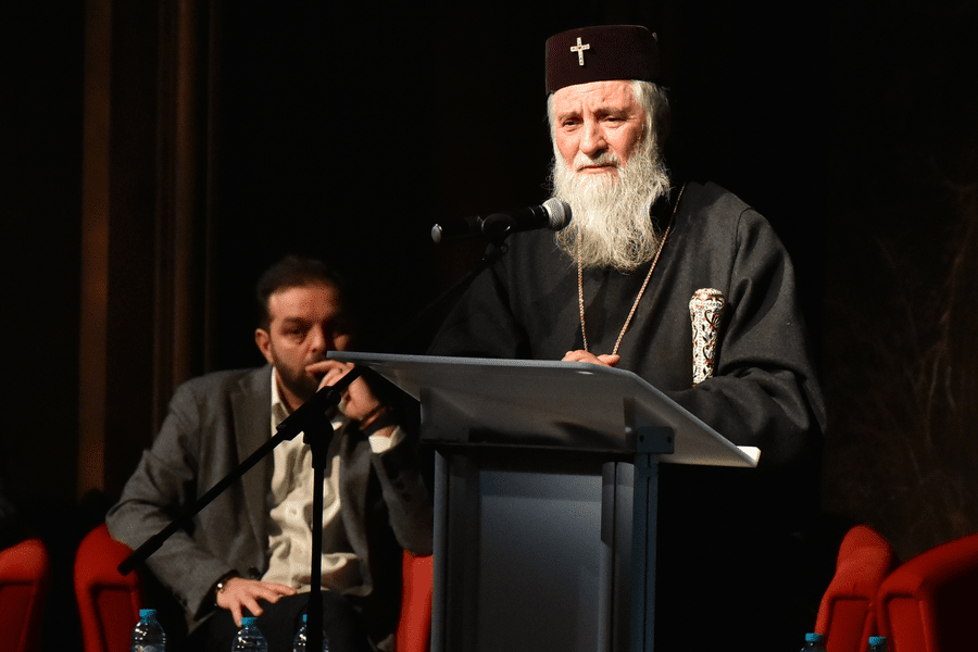 Mitropolitul Olteniei blestemă preoții și credincioșii care merg la o biserică 