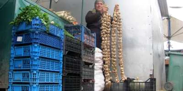 Maria Gogoaşă a devenit specialistă în aşezarea usturoiului pe funie