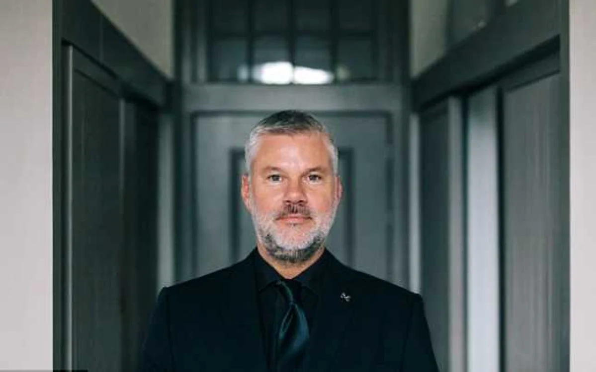 Michael Wigman, în vârstă de 50 de ani, a fost numit recent cel mai bun portar de hotel din lume (concierge), carieră în domeniu începută în 1988.FOTO Daily Mail