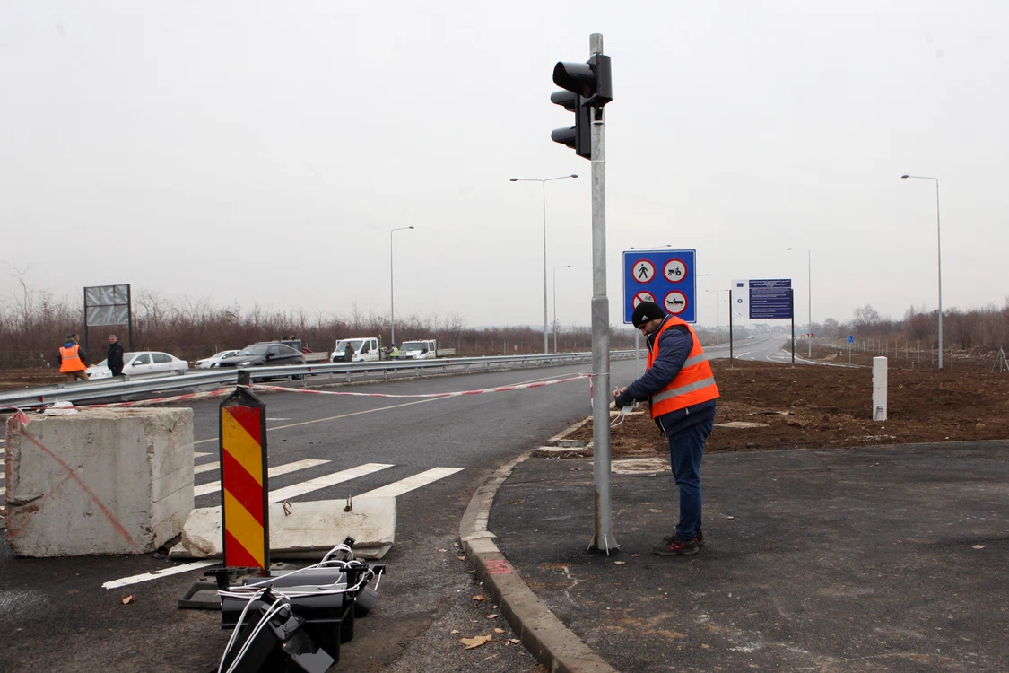 Autostrada Urbană va fi dată în circulație cel târziu vineri. Acum se montează semafoareleFoto: Florin Șuler