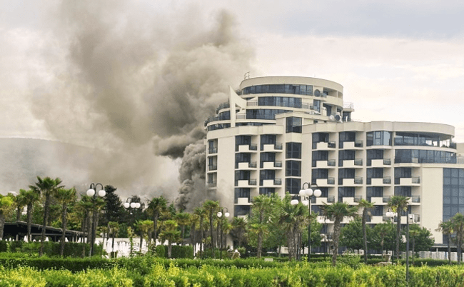 Doi morți într-un incendiu la hotelul Zenith din Sunny Beach. Focul s-a reaprins la câteva ore după ce fusese stins
