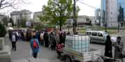 Sute de ploieșteni au venit la Catedrala Sfântul Ioan pentru a lua apa sfințită. Foto Dana Mihai