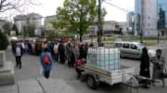 Sute de ploieșteni au venit la Catedrala Sfântul Ioan pentru a lua apa sfințită. Foto Dana Mihai