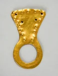 Pandantivul de la Traian-Dealul Fântânilor, unul dintre puținele obiecte din aur găsite în aria culturii Cucuteni (foto: Muzeul Național de Istorie a României)