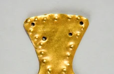 Pandantivul de la Traian-Dealul Fântânilor, unul dintre puținele obiecte din aur găsite în aria culturii Cucuteni (foto: Muzeul Național de Istorie a României)