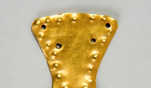 Pandantivul de la Traian-Dealul Fântânilor, unul dintre puținele obiecte din aur găsite în aria culturii Cucuteni (foto: Muzeul Național de Istorie a României)