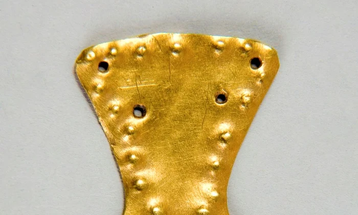 Pandantivul de la Traian-Dealul Fântânilor, unul dintre puținele obiecte din aur găsite în aria culturii Cucuteni (foto: Muzeul Național de Istorie a României)