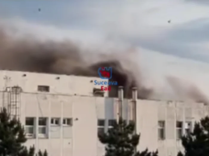 VIDEO Panică în Suceava: Sală de sport aflată la ultimul etaj al unui complex comercial, cuprinsă de flăcări. Zeci de persoane s-au autoevacuat