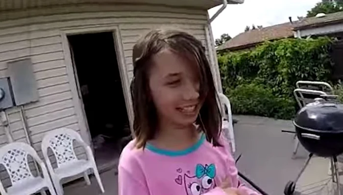 Fetița de 11 ani dat dovadă de foarte mult curaj când și-a scos dintele de laptefoto: captură video