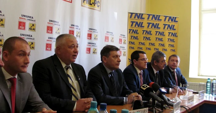 De la stânga la dreapta: Mihai Szeplekan (consilier judeţean), Marius Nicoară (actualul preşedinte PNL Cluj), Crin Antonescu (preşedinte PNL), Eduard Hellvig (secretar general al PNL), Horea Uioreanu (preşedintele CJ Cluj) şi Ioan Petran (preşedintele PNL Cluj-Napoca) FOTO: Florina Pop