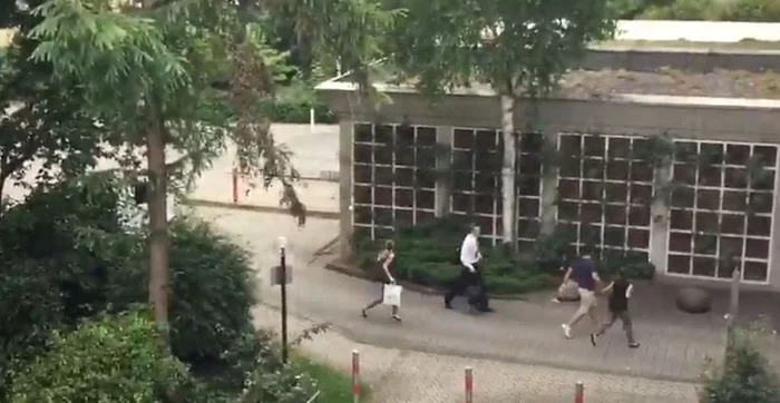 Oamenii fug din calea teroristului de la Olimpia ParkFoto: Twitter