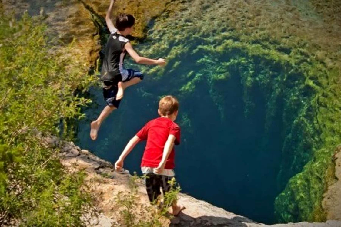 
    Doar amatorii de senzaţii tari se aventurează la Jacob's Well  
