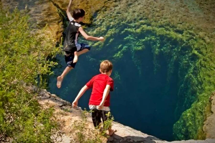 Doar amatorii de senzaţii tari se aventurează la Jacob's Well