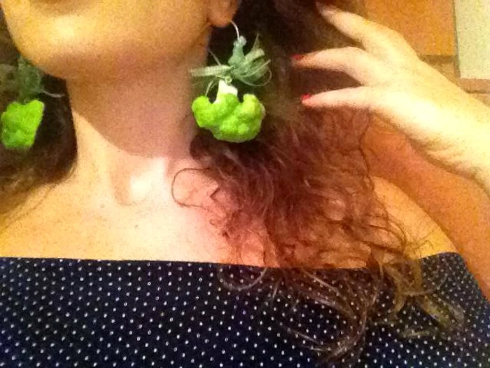 Uite ce poartă Carmen în urechi!