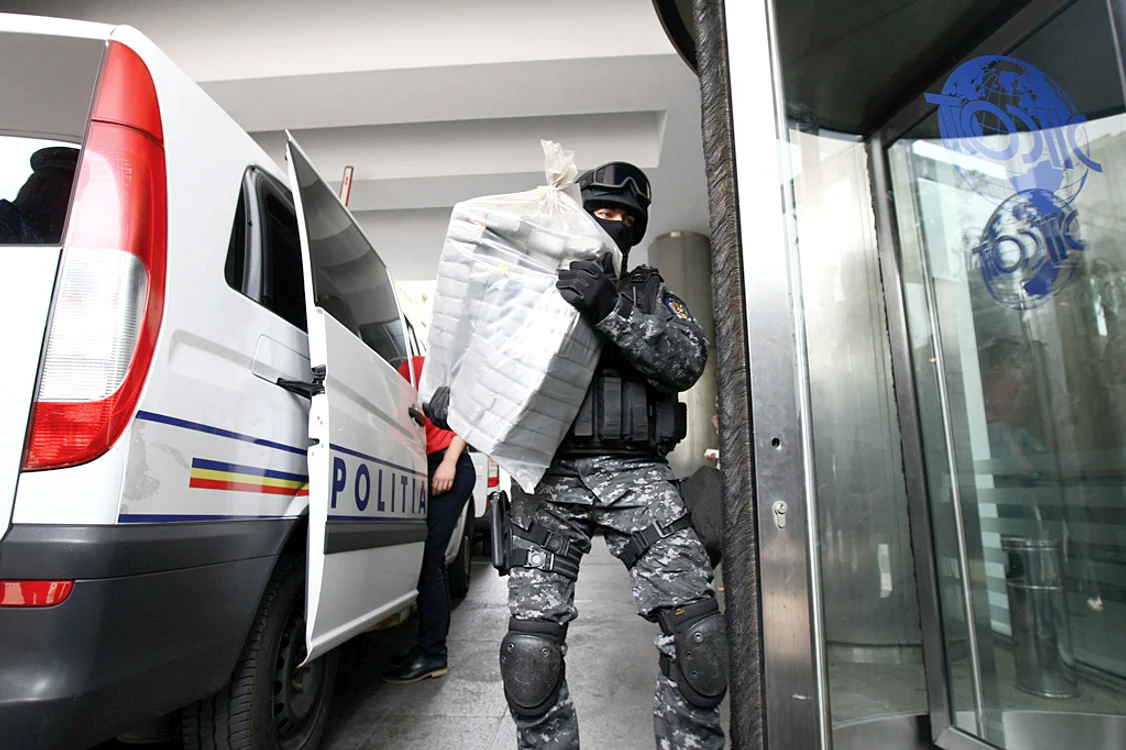 Pachetele de heroină  au fost puse în saci  și cărate de mascați 