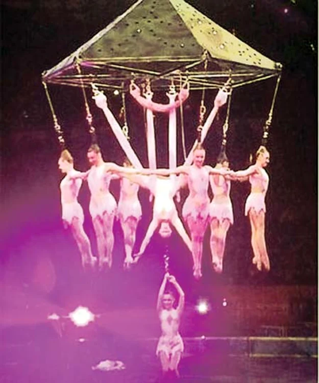 
    Într-o fracţiune de  secundă cele nouă  tinere au căzut în gol,  în timp ce dansau  atârnate de păr (Fotografii: Reuters)  