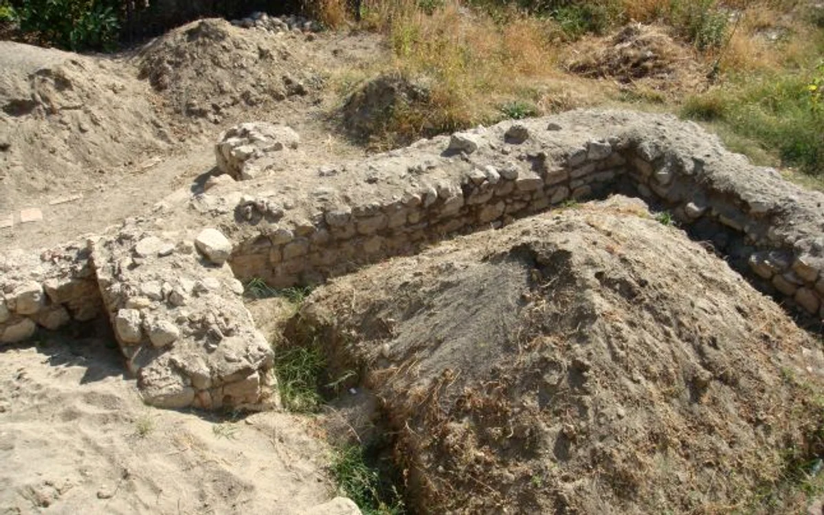 Materiale arunca in interiorul săpăturilor de la Thermele Romane de la Pietroasele