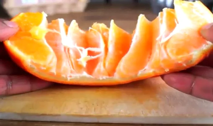 
    Aceasta este o alternativă simplă şi "nelipicioasă" la metoda clasică de decojireFoto: Captura Youtube  