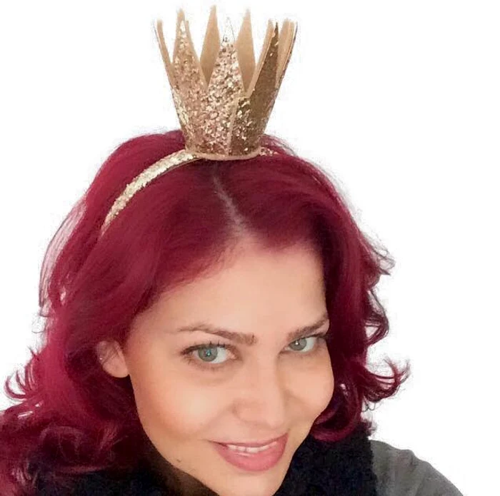 Miki a dat în mintea copiilor! S-a amuzat teribil purtând această coroniţă drăguţă!