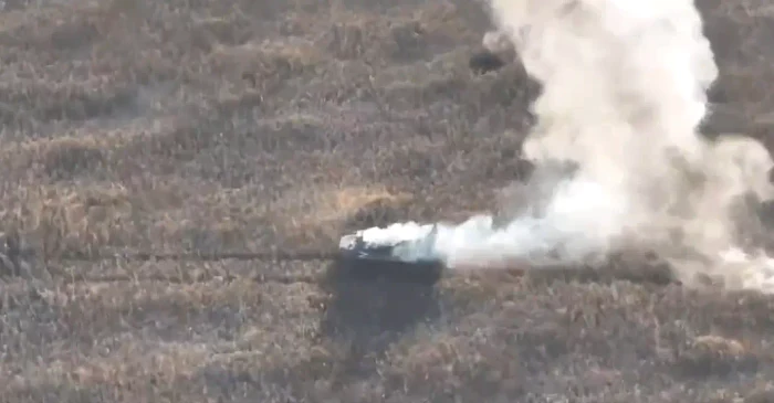 Blindatul rusesc a fost distrus cu o rachetă Javelin FOTO captură video X