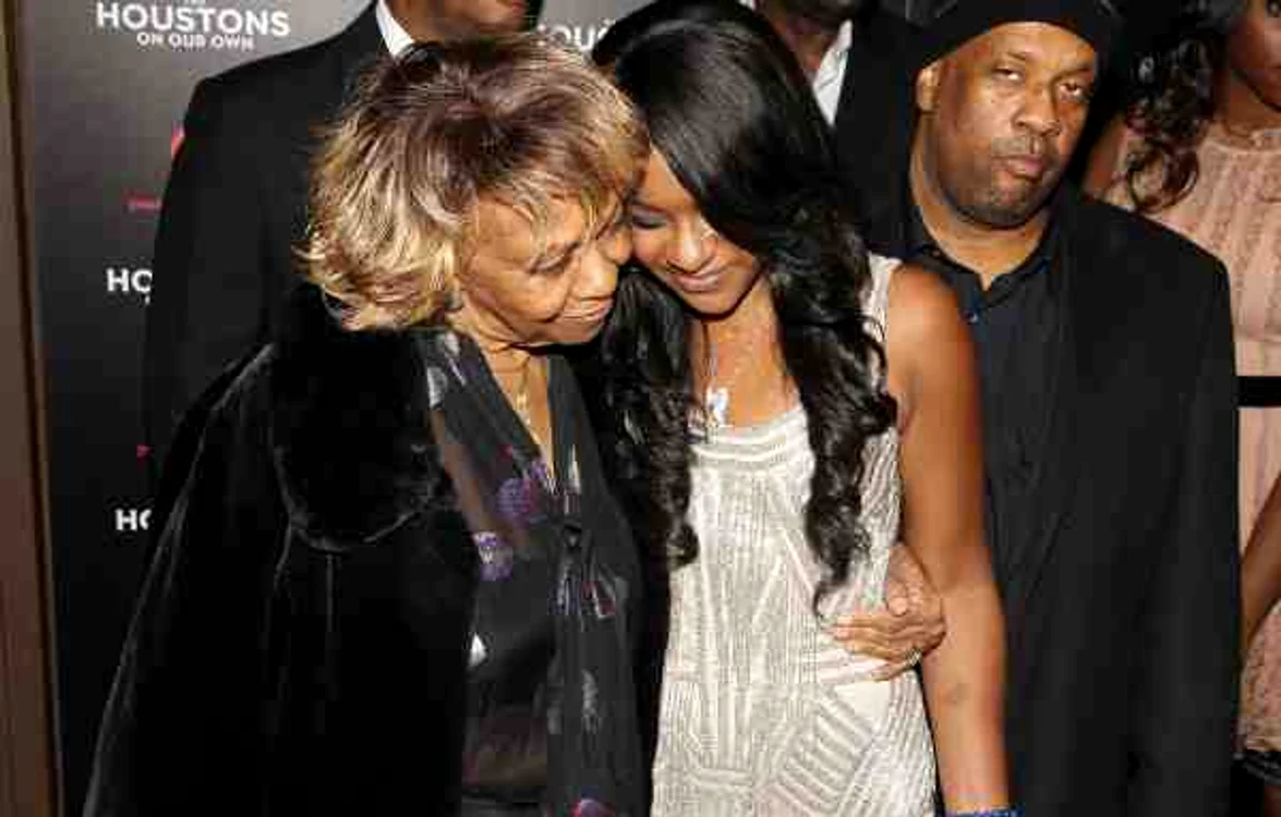Mătușa lui Bobbi Kristina a publicat un mesaj pe Facebook, în care susține că Pat Houston încearcă să o omoare pe nepoata ei pentru a pune mâna pe avere