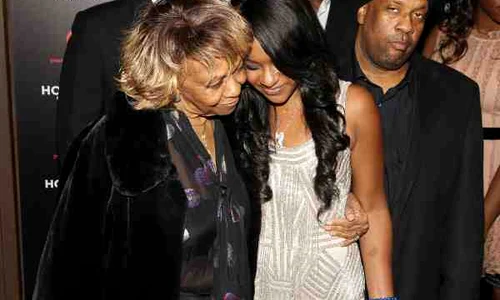 Mătușa lui Bobbi Kristina a publicat un mesaj pe Facebook, în care susține că Pat Houston încearcă să o omoare pe nepoata ei pentru a pune mâna pe avere jpeg