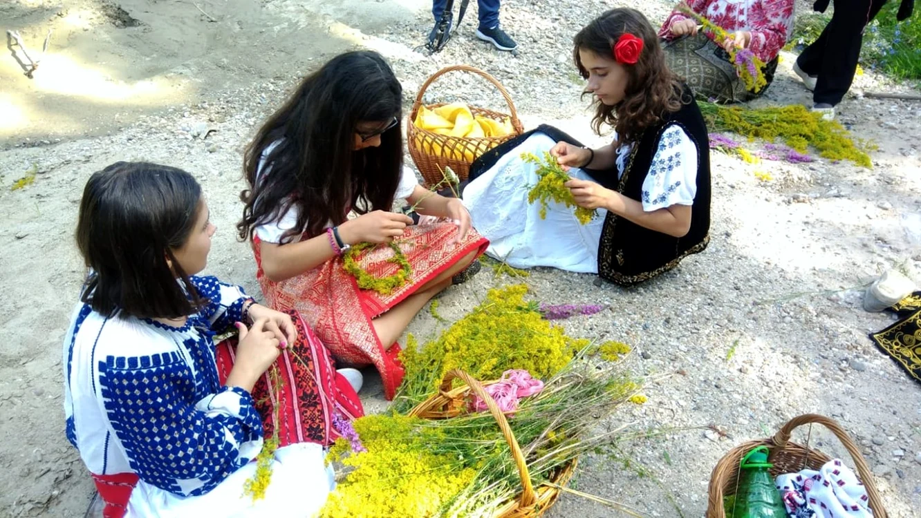 Copile, la un ritual de Sânziene Foto: Şcoala Populară de Arte Piteşti