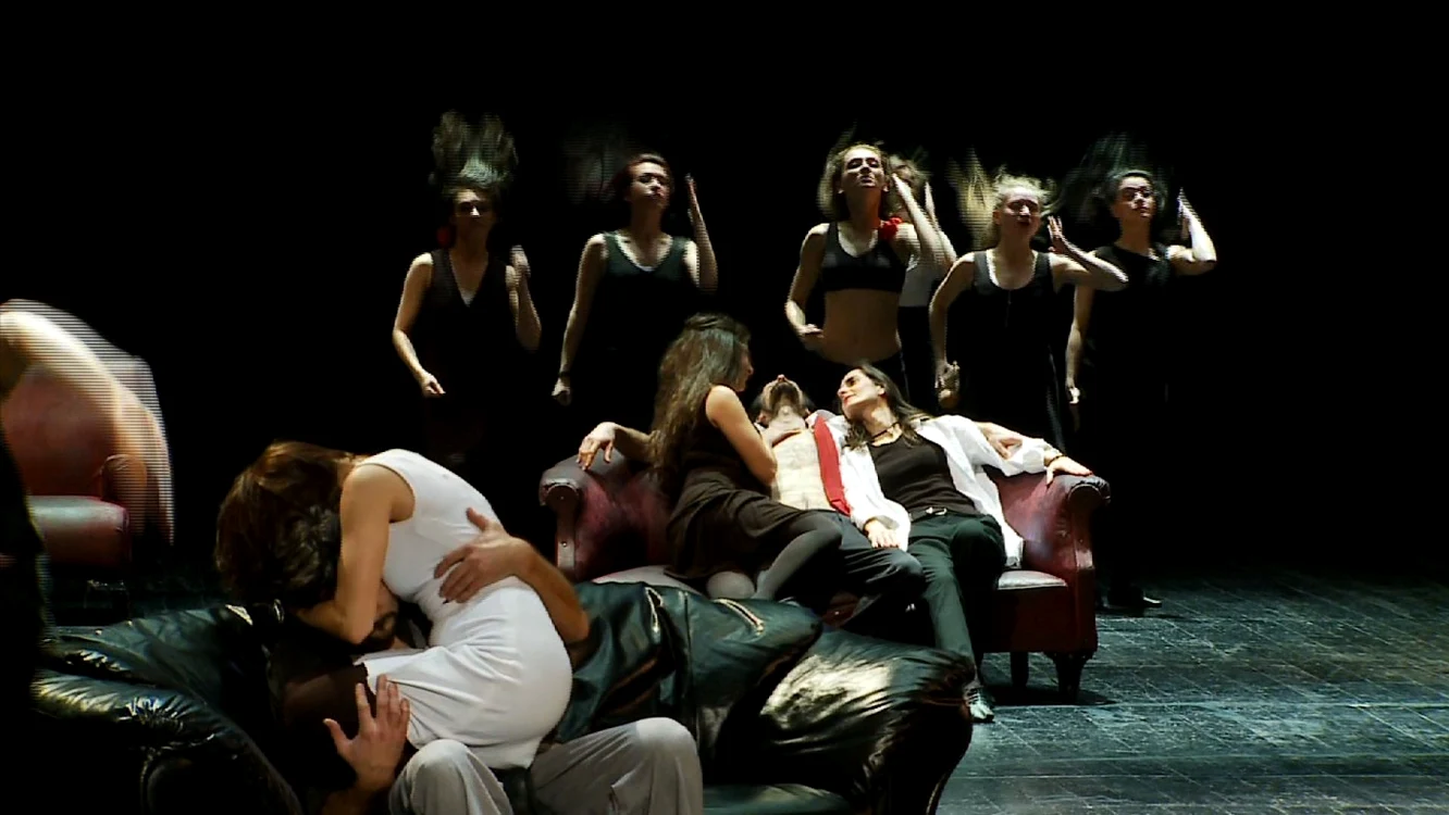 Scenă din spectacolul „Carmina Burana“, realizat de Gigi Căciuleanu şi difuzat la TVR 2