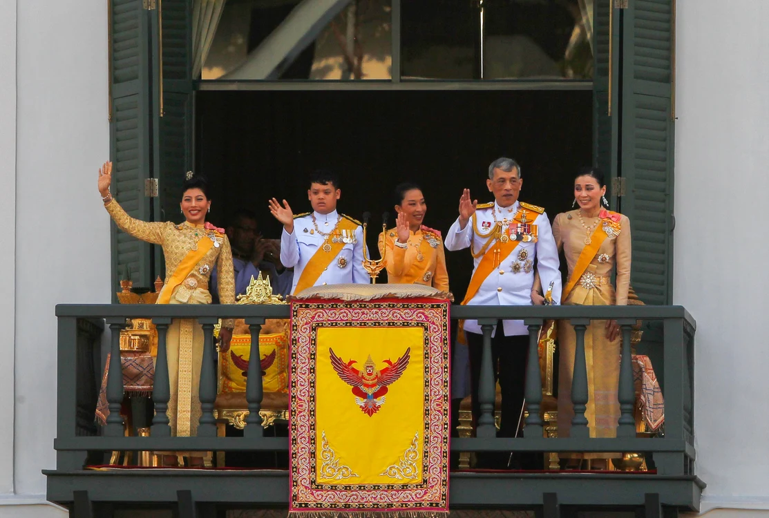 2 regele thailandei in izolare cu 20 de femei 2 jpg jpeg