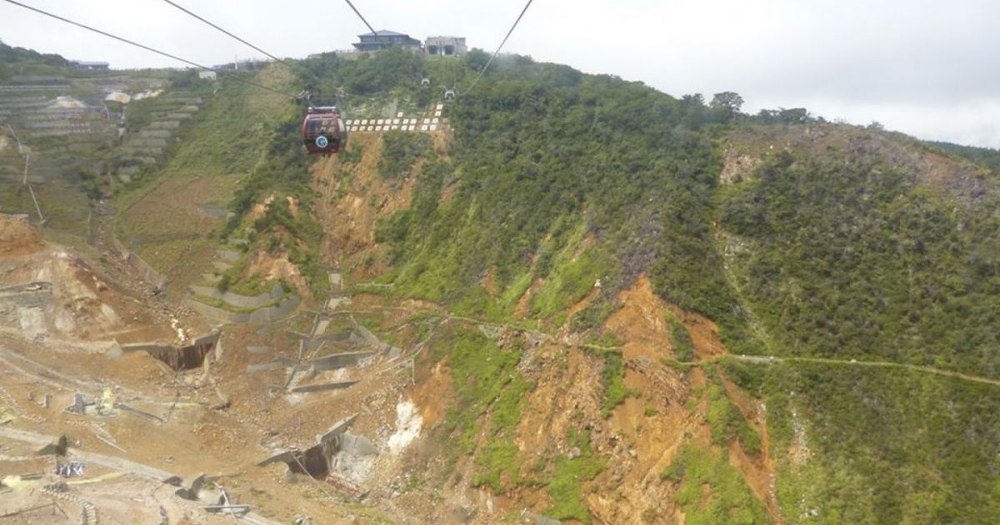 Copil de 7 ani, abandonat de tatăl său pe un traseu de pe muntele Fuji. Alpinistul și-a continuat ascensiunea spre vârf