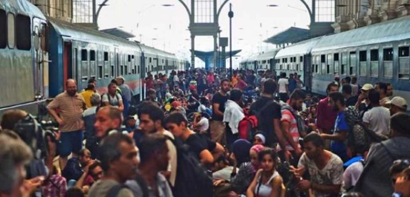 Imagine din Budapesta de anul trecut cu mii de imigranţi