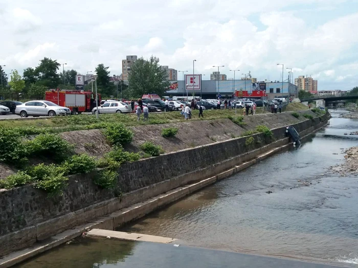 Maşina a plonjat în râul Săsar. FOTO: ISU Maramureş