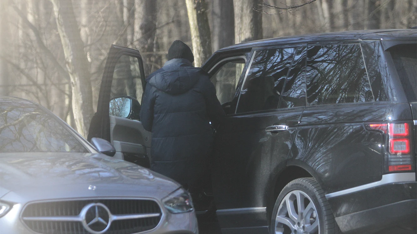 Piţurcă se urcă în maşină obosit. FOTO: Blitz