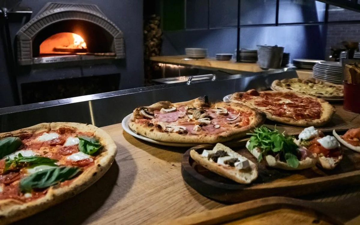 Pizza este preparatul italian preferat de români