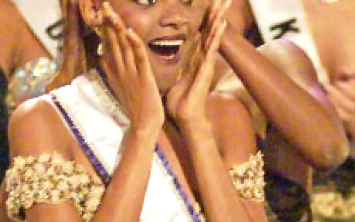 Miss Universe 1999, surprinsă în momentul în care a fost anunţată că a câştigat