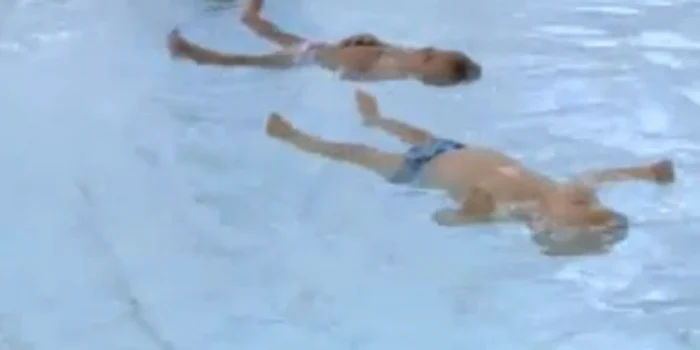 Bebeluşii de nouă luni înoată singuri cei 25 de metri FOTO Captură YouTube