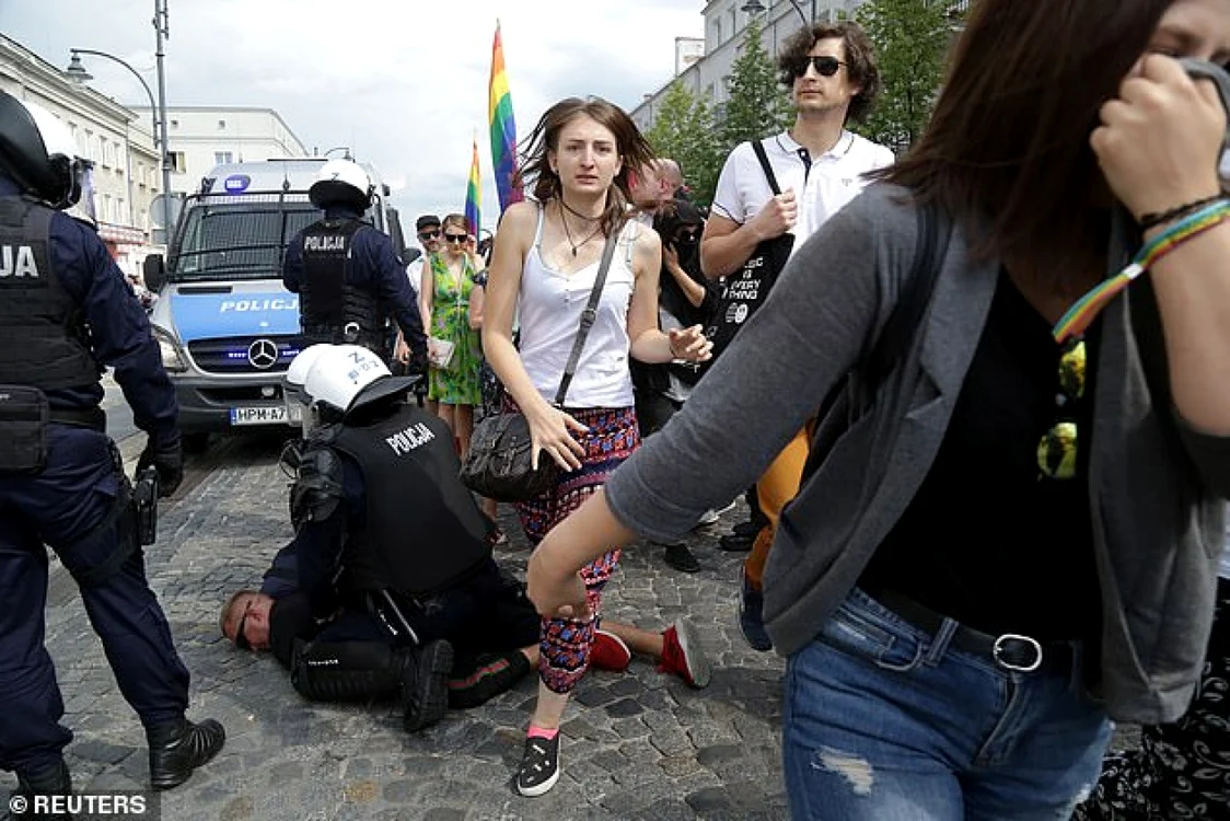 Imagine de la Bialystok Pride, Polonia, confruntări între grupuri fasciste, forţe de ordine şi comunitatea LGBT