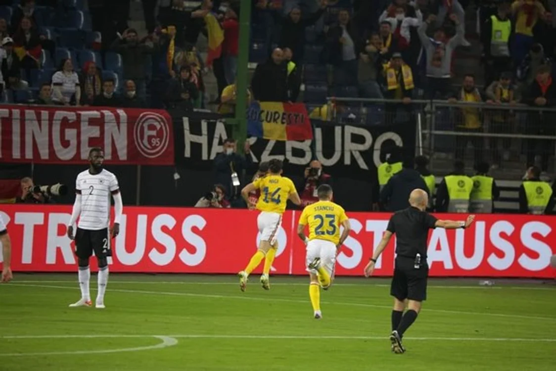 
    Andrei a primit în dar tricoul fotbalistului Răzvan Marin, după meciul Germania-România Foto: www.frf.ro  